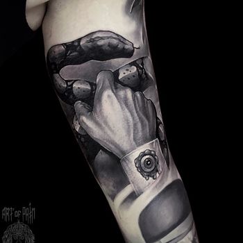 Татуировка мужская реализм на руке рука и змея