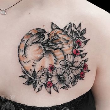 Татуировка женская графика на груди кошка