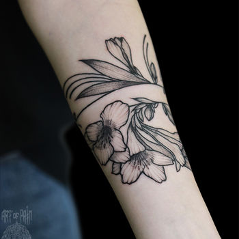 Татуировка женская графика на предплечье полевые цветы и браслет