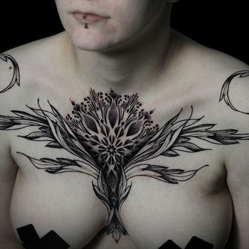 Татуировка женская орнаментал на груди узор