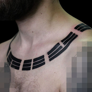 Татуировка мужская графика на груди узор-украшение
