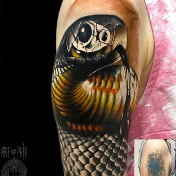 Татуировка женская реализм на плече змея кавер