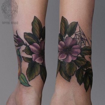 Татуировка женская нью-скул на запястье цветы