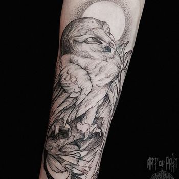 Татуировка мужская графика на предплечье сова на ветке и полная луна