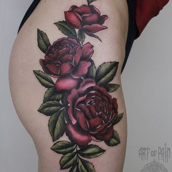 Татуировка женская нью-скул на бедре розы