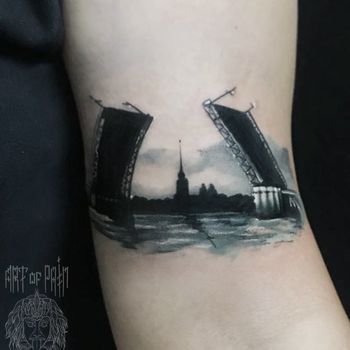 Татуировка женская реализм на руке мост