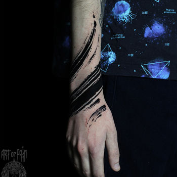 Татуировка мужская графика на руке абстракция
