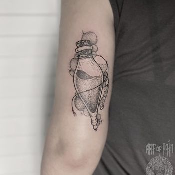 Татуировка женская графика на руке колба