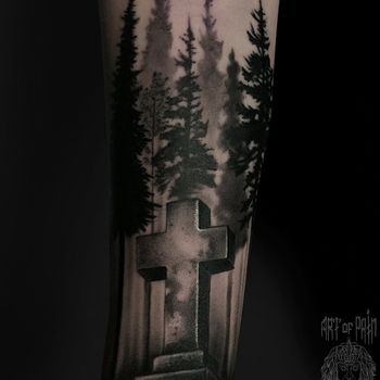 Татуировка мужская реализм на предплечье деревья и крест