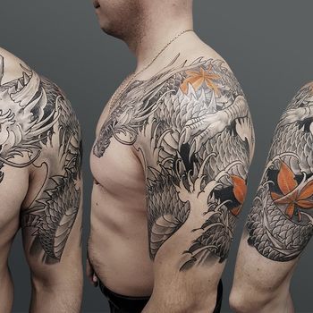 Татуировка мужская япония на плече дракон и опавшие листья