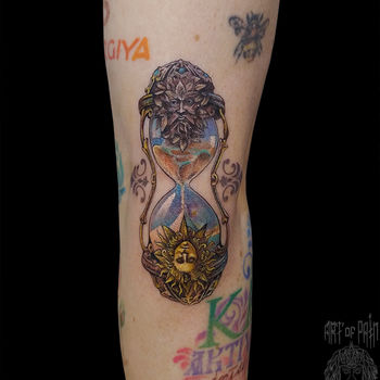 Татуировка женская нью-скул на ноге часы