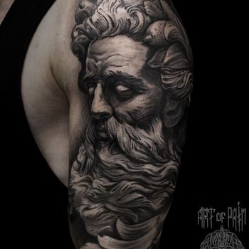 Татуировка мужская black&grey на плече морской бог - Посейдон