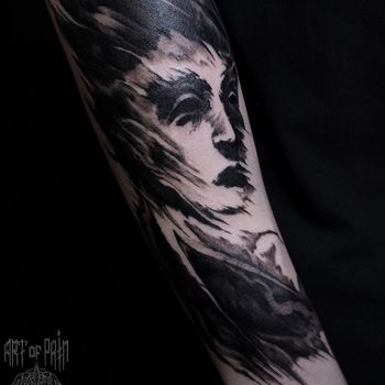 Татуировка мужская хоррор на предплечье девушка-призрак лицо