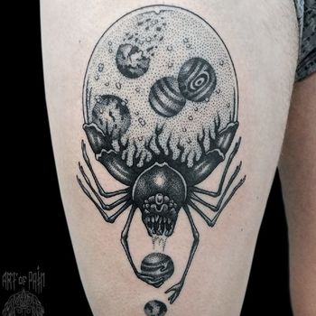 Татуировка мужская графика на бедре паук