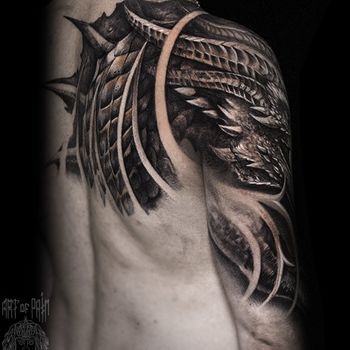 Татуировка мужская фентези на плече и лопатке дракон