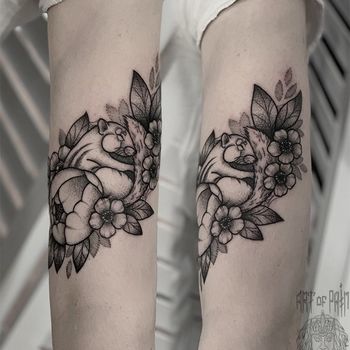 Татуировка женская графика на плече барсук в цветах