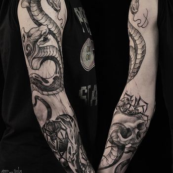 Татуировка мужская графика на руке змея и череп
