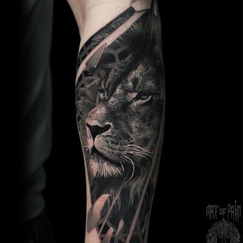 Татуировка мужская реализм на предплечье лев