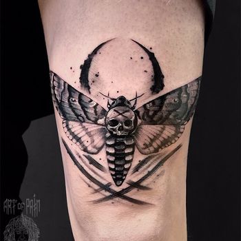 Татуировка мужская реализм на бедре мотыль