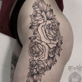 Татуировка женская графика на бедре цветы розы