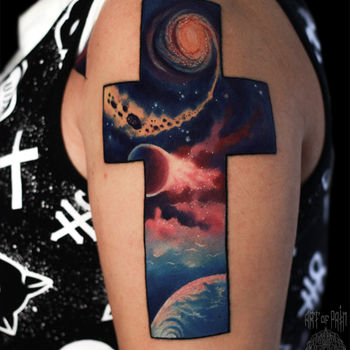 Татуировка женская реализм на плече крест, космос