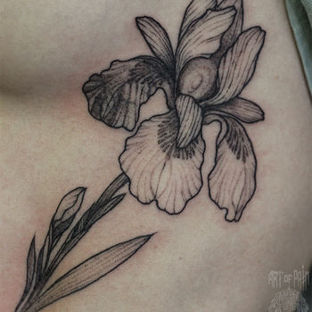 Татуировка женская графика на боку цветок ириса