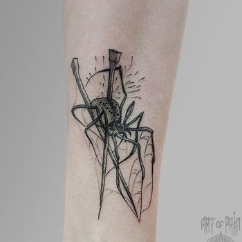 Татуировка женская графика на голени паук