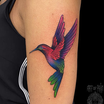 Татуировка женская нью скул на плече колибри