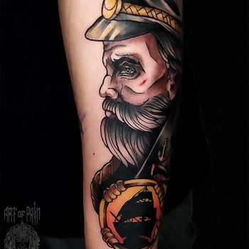 Татуировка мужская нью-скул на предплечье капитан портрет
