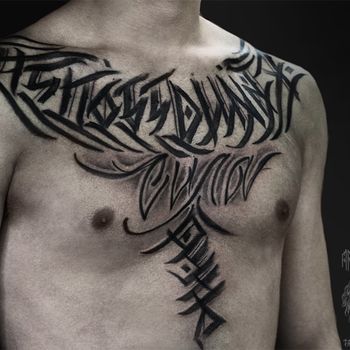 Татуировка мужская каллиграфия на груди надпись