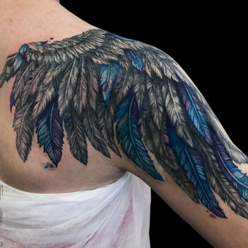 Татуировка женская реализм на плече крыло