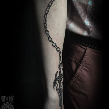 Татуировка мужская графика на руке цепь и кинжал