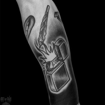 Татуировка мужская олд скул на предплечье зажигалка