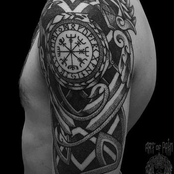Татуировка мужская графика на плече кельтика, орнамент, уроборос