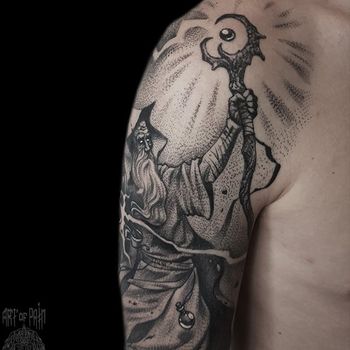 Татуировка мужская графика на плече маг