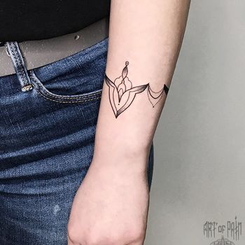 Татуировка женская орнаментал на предплечье узор-браслет