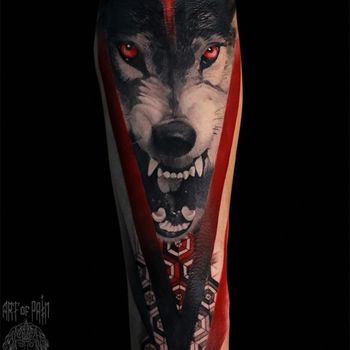 Татуировка мужская реализм на предплечье волк и орнамент