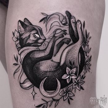 Татуировка женская дотворк на бедре кошка