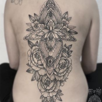Татуировка женская графика на спине орнамент и пионы