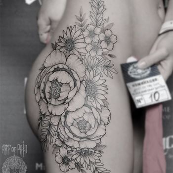 Татуировка женская графика на бедре пионы и другие цветы