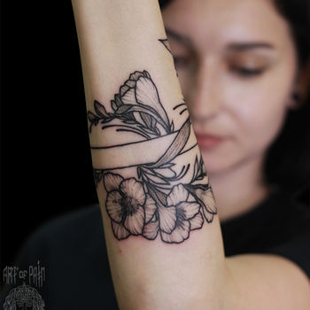 Татуировка женская графика на предплечье цветы под белым браслетом