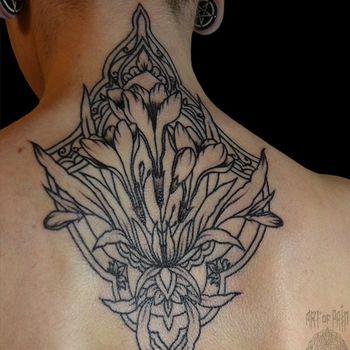 Татуировка женская графика на спине орнамент и растения