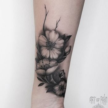 Татуировка женская реализм на запястье цветы вишни