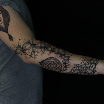 Татуировка мужская графика на руке узор