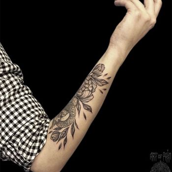 Татуировка женская графика на предплечье змея и бутоны цветов