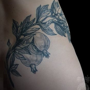 Татуировка женская графика на боку, на пояснице, на ягодице гранат