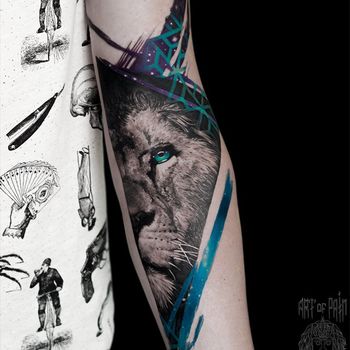 Татуировка мужская реализм и акварель на предплечье лев