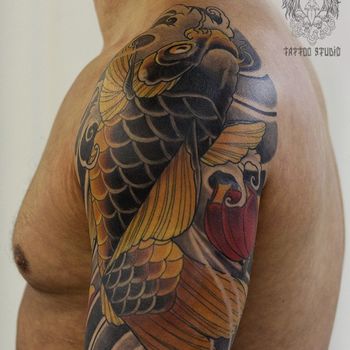 Татуировка мужская япония на плече черный карп с желтыми плавниками