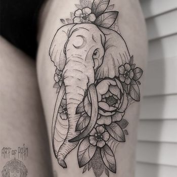 Татуировка женская графика на бедре слон и пионы