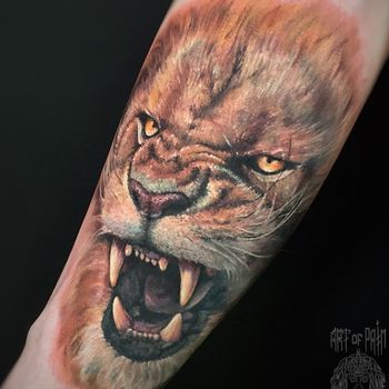 Татуировка мужская реализм на предплечье львиный оскал